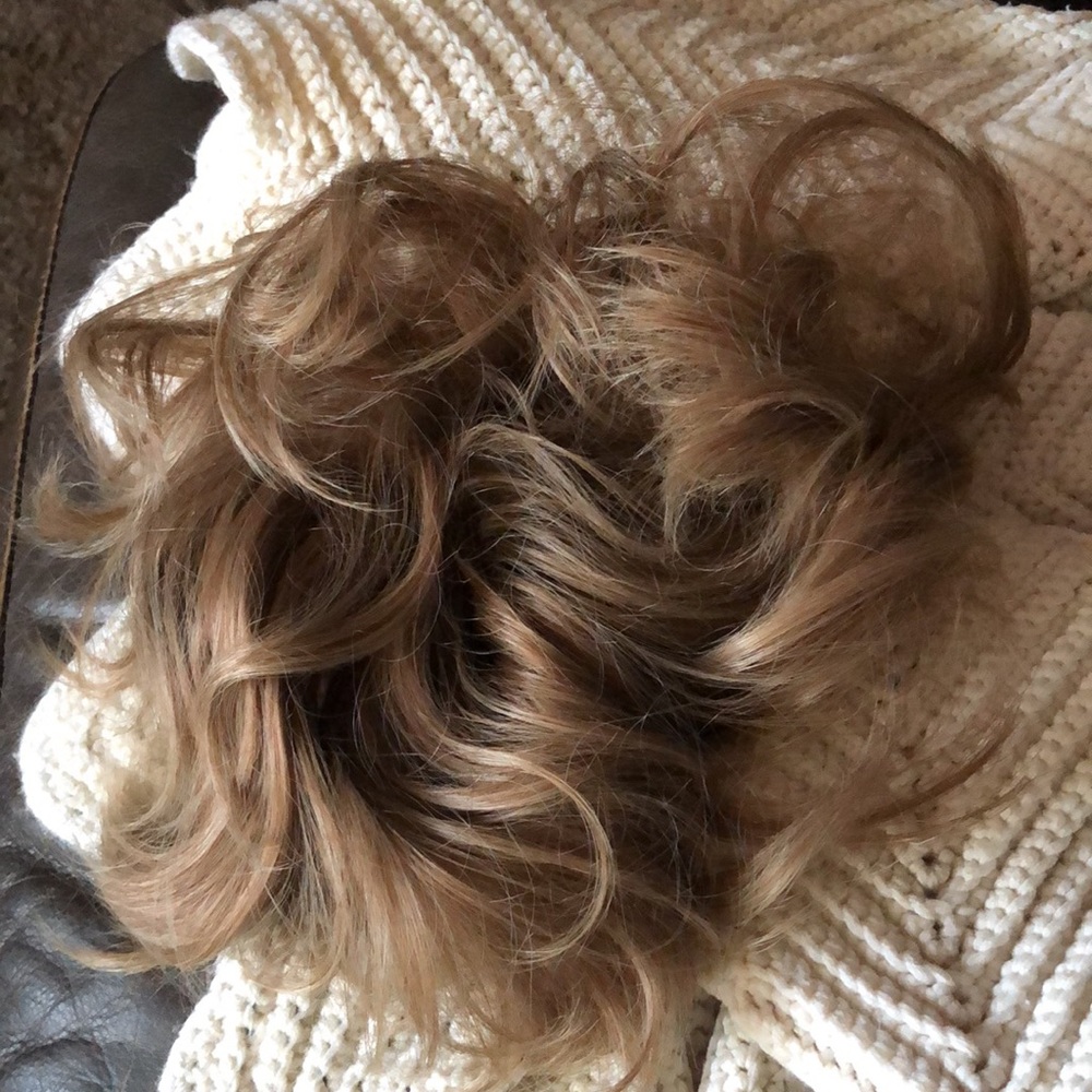 Messy bun - Picture 3 of 3